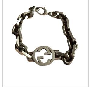 Gucci: Classic Silver Chain link ‘G’ Bracelet